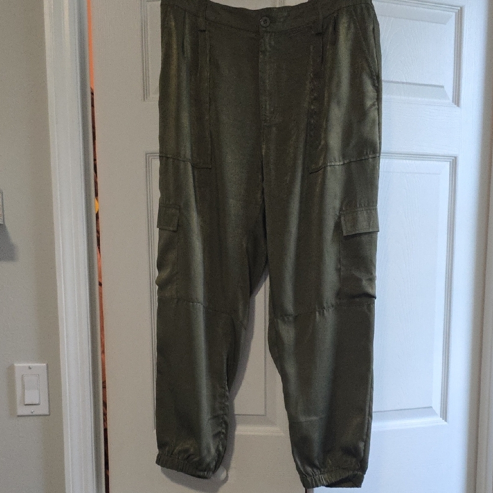 REGENERATION Silky Cargo Pants with Elastic Cuffs and Relaxed Fit